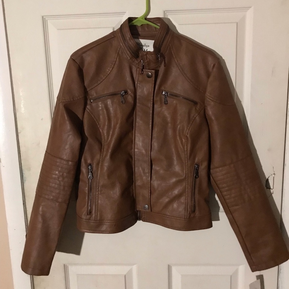 Brown leather jacket, with pockets + zippers